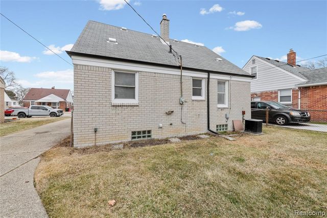 25215 Mackinac Street, Roseville, MI 48066