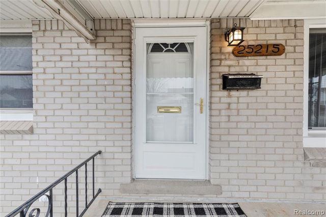 25215 Mackinac Street, Roseville, MI 48066