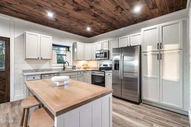 1121 Levi Glenn Court, Sevierville, TN 37862
