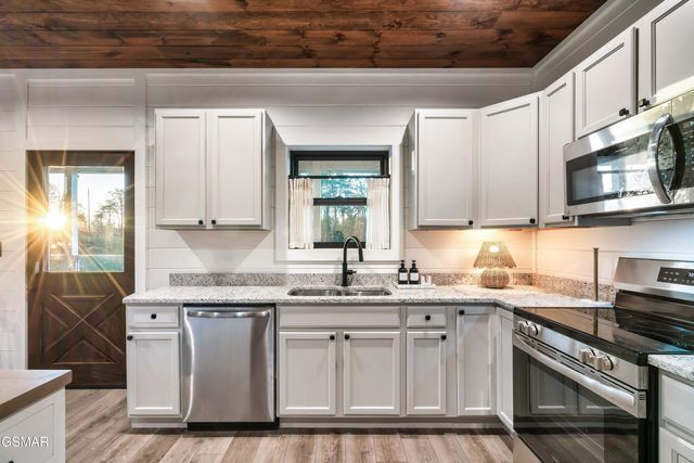1121 Levi Glenn Court, Sevierville, TN 37862