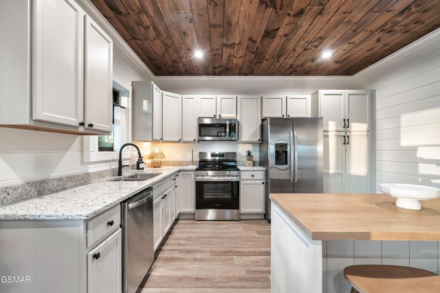 1121 Levi Glenn Court, Sevierville, TN 37862