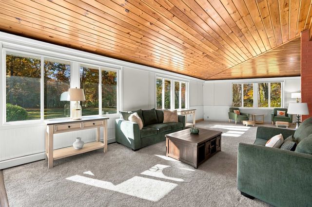 10 Farmer Road, Hooksett, NH 03106