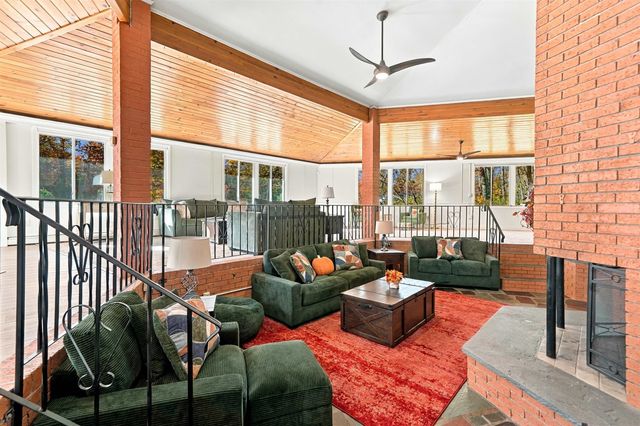 10 Farmer Road, Hooksett, NH 03106