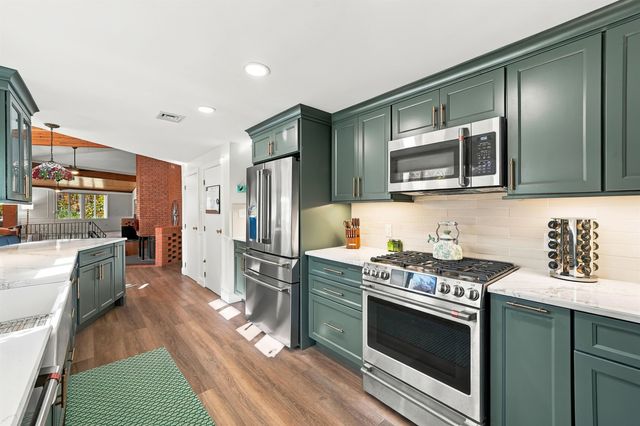 10 Farmer Road, Hooksett, NH 03106