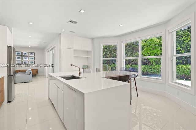 5700 SW 86th St, South Miami, FL 33143