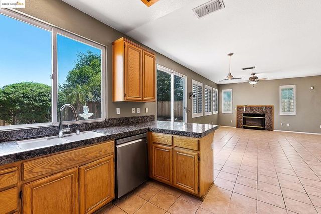 2 Quiet Path Ct, Pittsburg, CA 94565