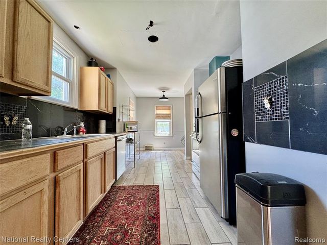 2230 Montroyal Avenue, Waterford, MI 48328