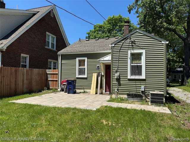 2230 Montroyal Avenue, Waterford, MI 48328