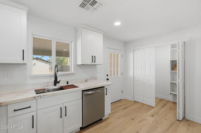 215 S 82ND Way, Mesa, AZ 85208