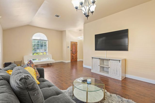 943 Furlong Drive, Grand Prairie, TX 75051