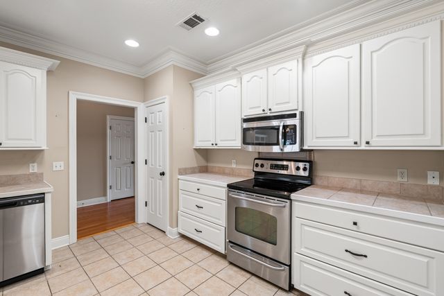 6 Beauregard Dr., Hattiesburg, MS 39402