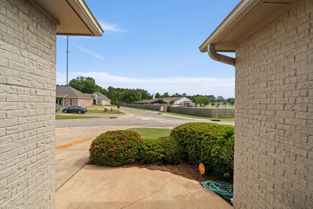 6 Beauregard Dr., Hattiesburg, MS 39402