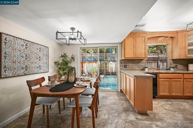 861 Holly Hill Dr, Walnut Creek, CA 94596