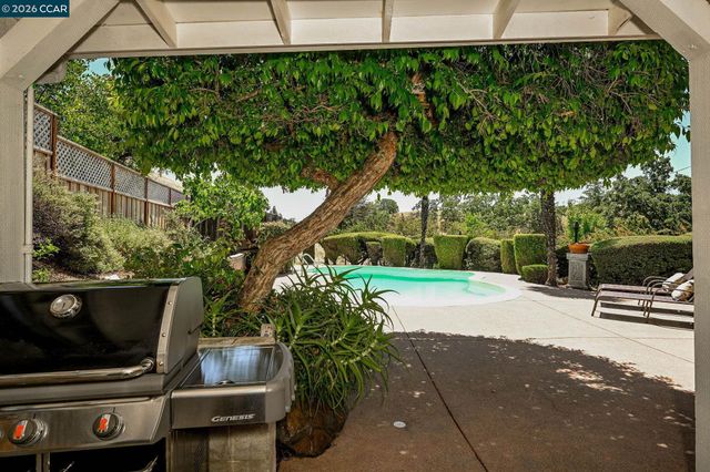 861 Holly Hill Dr, Walnut Creek, CA 94596