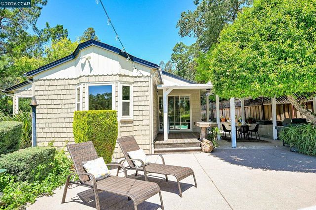 861 Holly Hill Dr, Walnut Creek, CA 94596