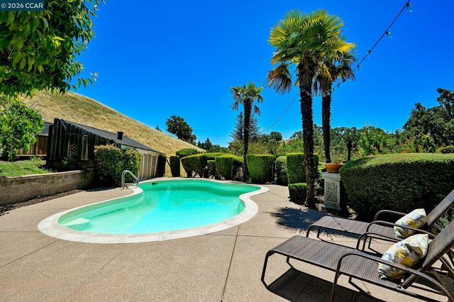 861 Holly Hill Dr, Walnut Creek, CA 94596