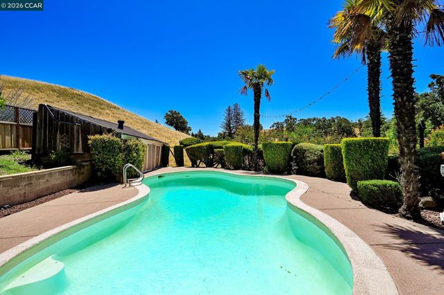 861 Holly Hill Dr, Walnut Creek, CA 94596