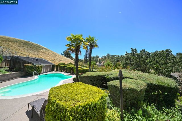 861 Holly Hill Dr, Walnut Creek, CA 94596