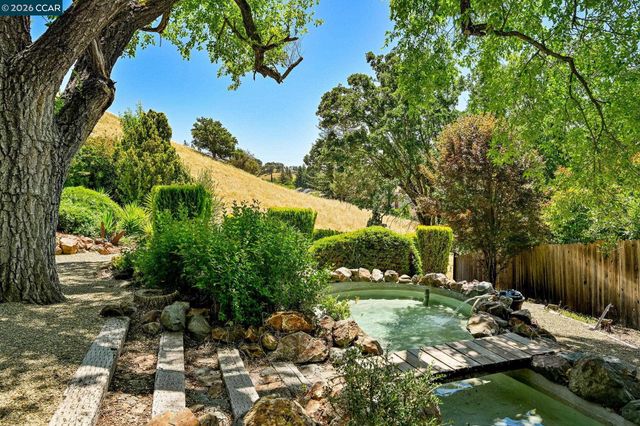 861 Holly Hill Dr, Walnut Creek, CA 94596