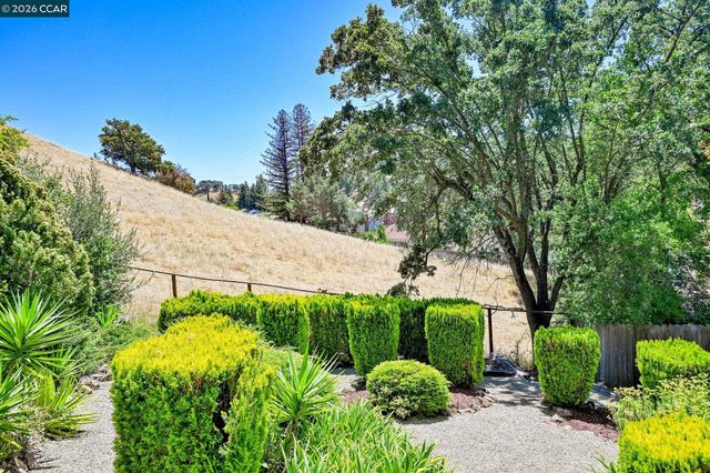 861 Holly Hill Dr, Walnut Creek, CA 94596