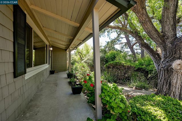 861 Holly Hill Dr, Walnut Creek, CA 94596