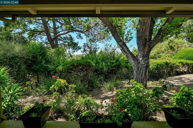 861 Holly Hill Dr, Walnut Creek, CA 94596