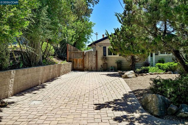 861 Holly Hill Dr, Walnut Creek, CA 94596