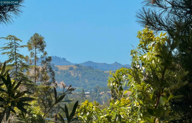 861 Holly Hill Dr, Walnut Creek, CA 94596