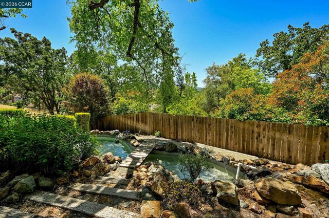 861 Holly Hill Dr, Walnut Creek, CA 94596