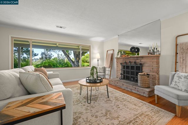 861 Holly Hill Dr, Walnut Creek, CA 94596
