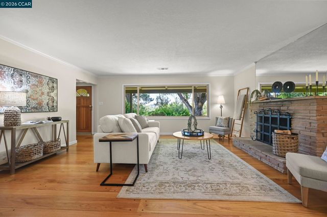 861 Holly Hill Dr, Walnut Creek, CA 94596