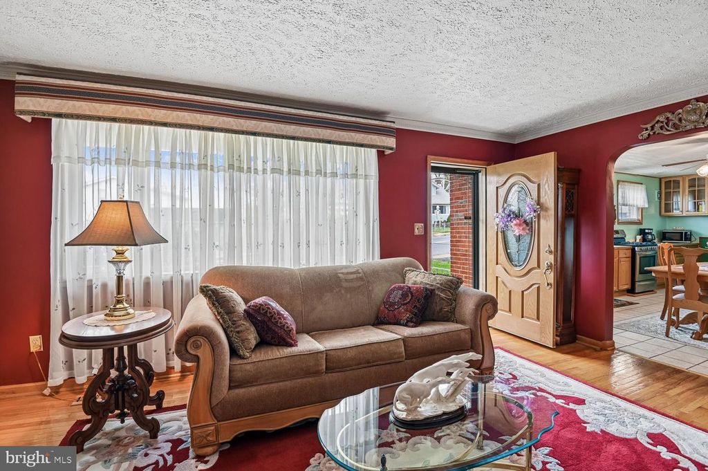 Image 10 of property listing at 6907 GERMAN HILL RD, Baltimore, MD 21222