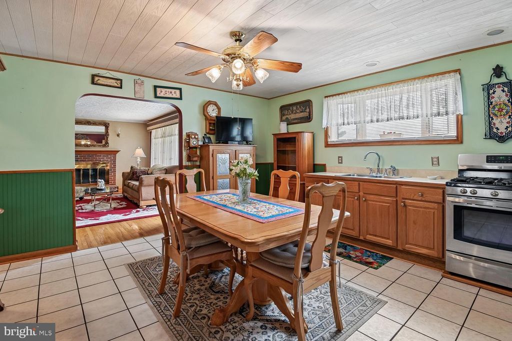 Image 11 of property listing at 6907 GERMAN HILL RD, Baltimore, MD 21222