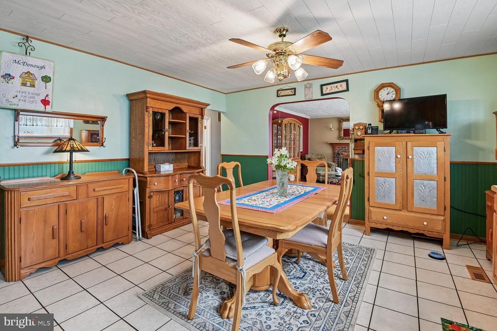 Image 13 of property listing at 6907 GERMAN HILL RD, Baltimore, MD 21222