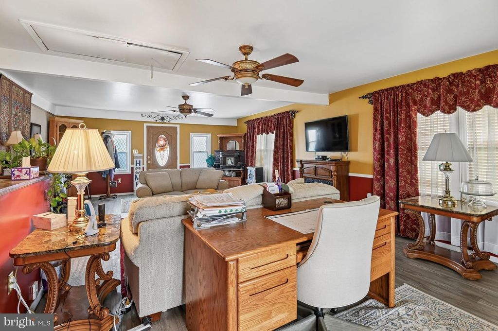 Image 16 of property listing at 6907 GERMAN HILL RD, Baltimore, MD 21222