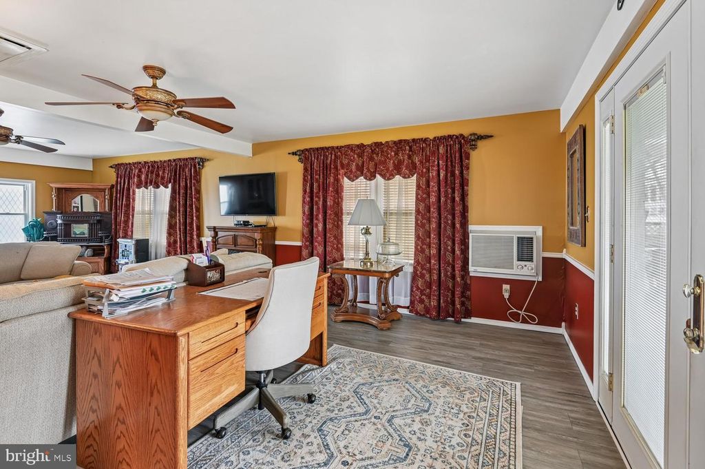 Image 17 of property listing at 6907 GERMAN HILL RD, Baltimore, MD 21222