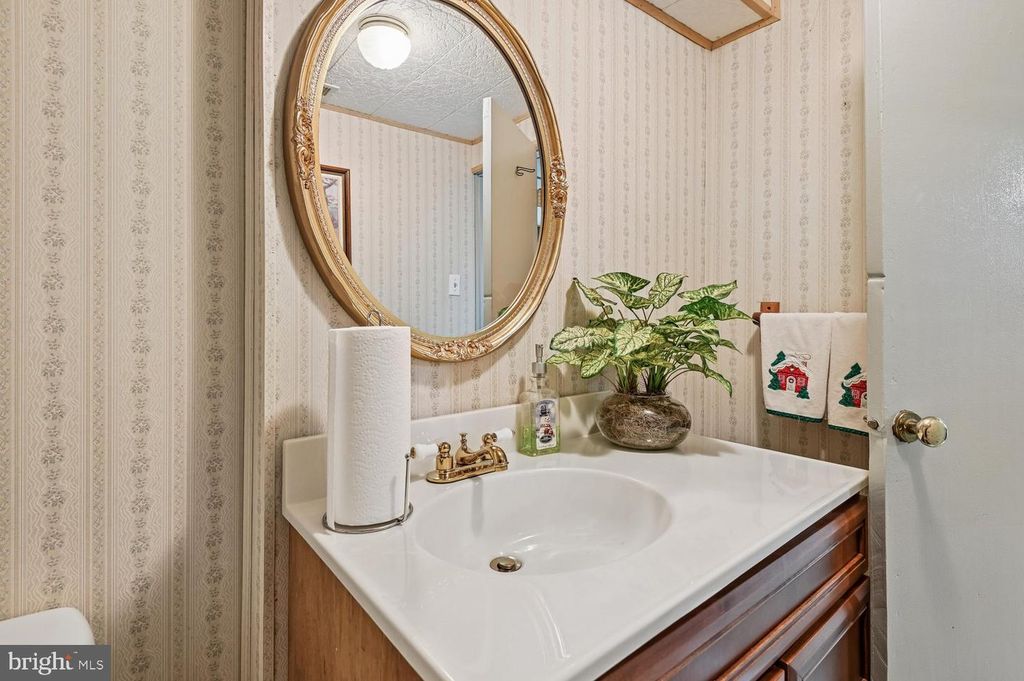 Image 20 of property listing at 6907 GERMAN HILL RD, Baltimore, MD 21222