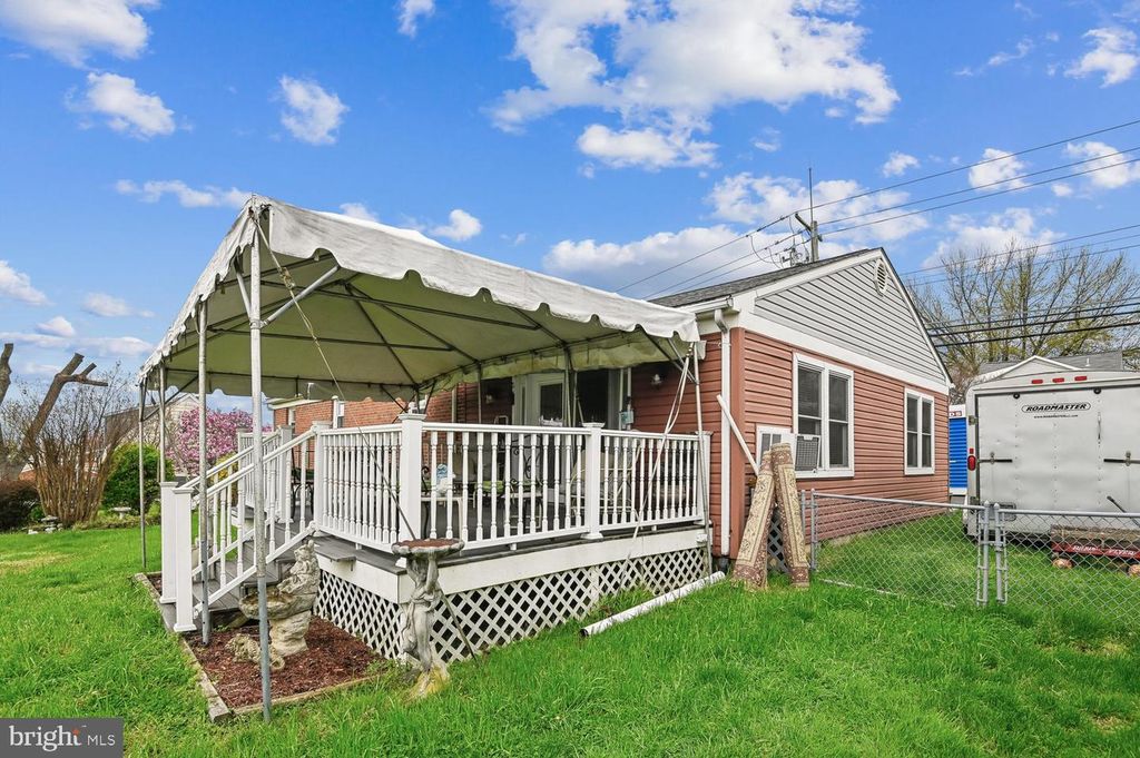 Image 4 of property listing at 6907 GERMAN HILL RD, Baltimore, MD 21222