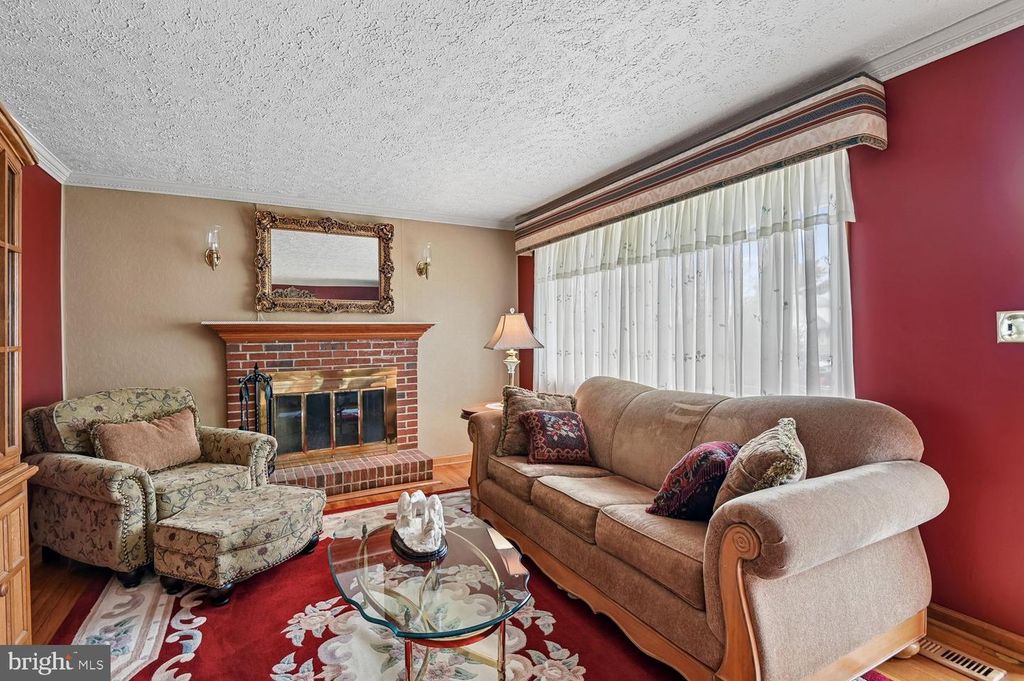 Image 8 of property listing at 6907 GERMAN HILL RD, Baltimore, MD 21222