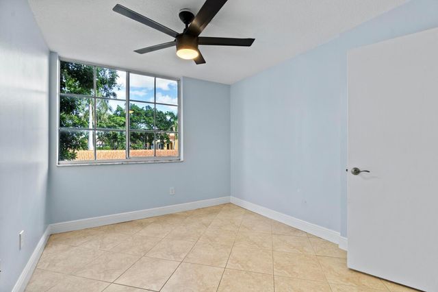 123 Yacht Club Way 207, Hypoluxo, FL 33462