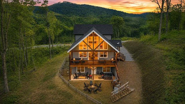 1016 Twisted Oak Road, Talking Rock, GA 30175