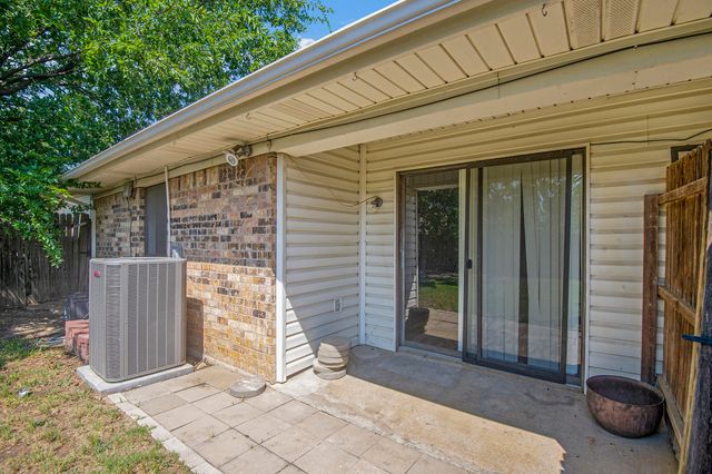 6819 W Cleburne Road, Fort Worth, TX 76133