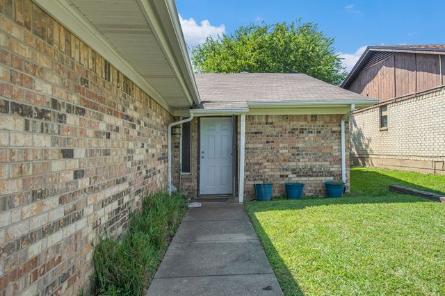 6819 W Cleburne Road, Fort Worth, TX 76133