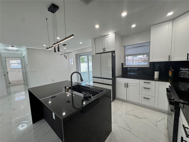 8600 Taft St, Pembroke Pines, FL 33024