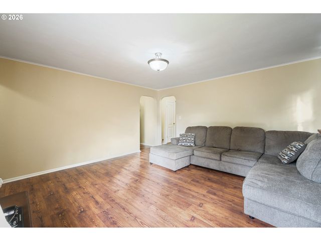 1002 N 10TH Ave, Kelso, WA 98626