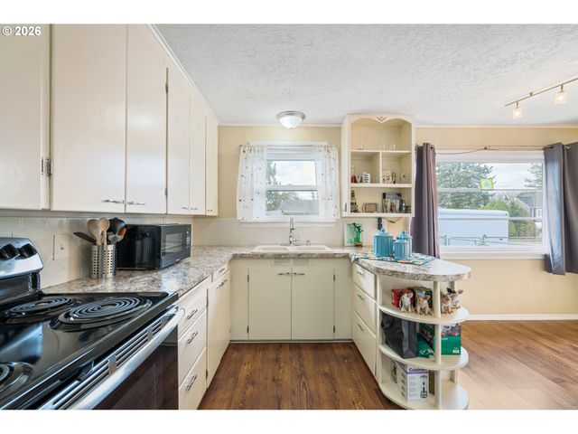 1002 N 10TH Ave, Kelso, WA 98626