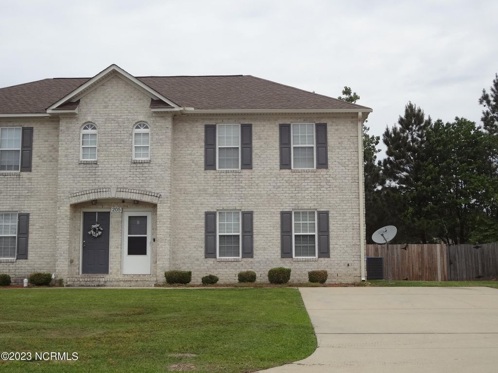 205 South Pointe Drive B, Winterville, NC 28590