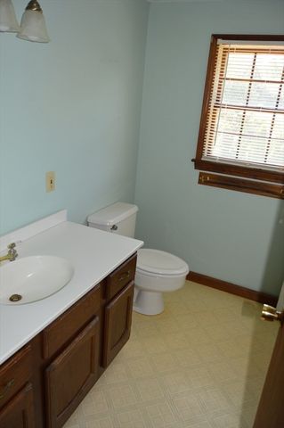 58 Baymor Dr, East Longmeadow, MA 01028