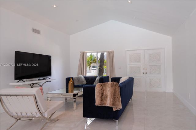 2555 NE 202nd St, Miami, FL 33180