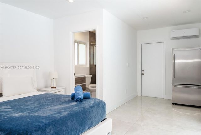 2555 NE 202nd St, Miami, FL 33180